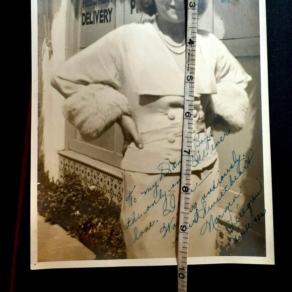 VINTAGE!!! Old 1932 Woman in Photograph waiting for her "Danny Boy" anxiously - Picture 5 of 6